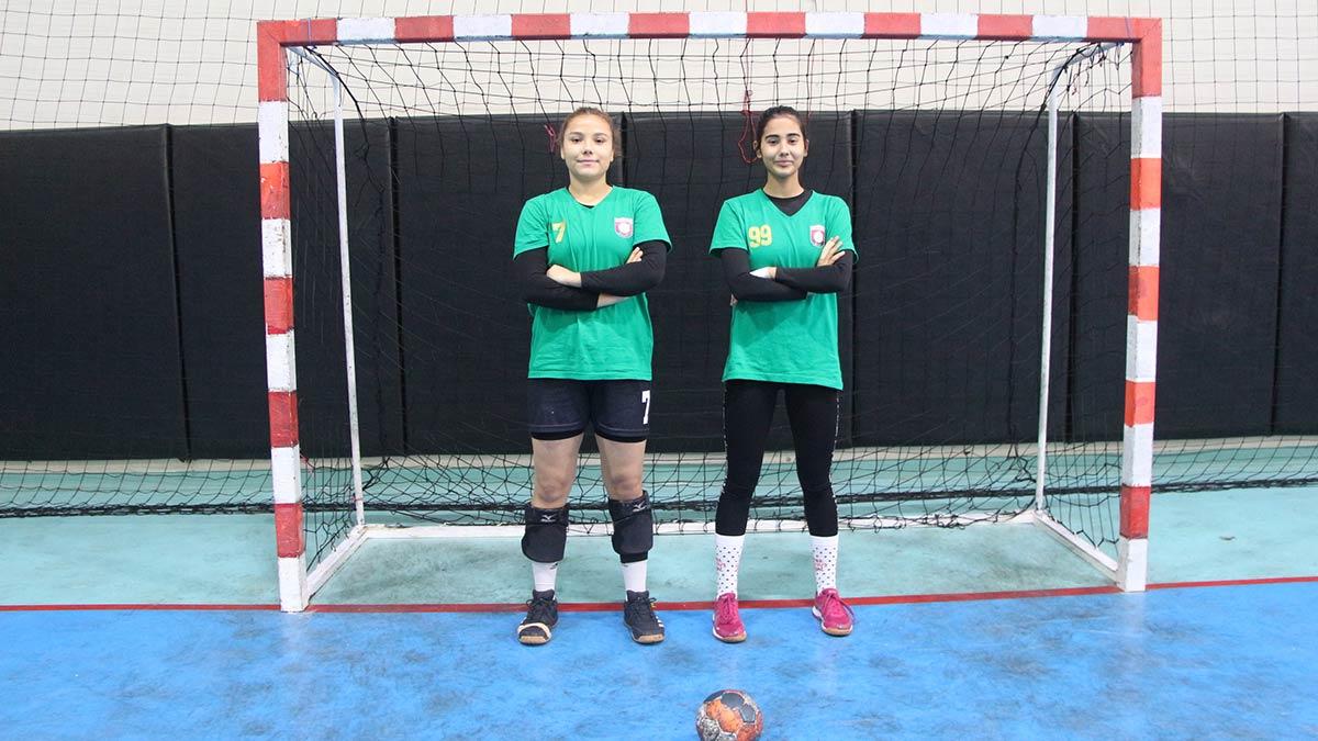 Adana'da toprak sahada başladıkları hentbolda Hentbol Federasyonu Kadınlar 1'inci Ligi'ne çıkmayı başaran 2 sporcu Milli Hentbol Takımı'nın kampına çağırıldı.