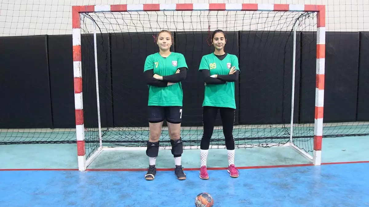Adana'da toprak sahada başladıkları hentbolda hentbol federasyonu kadınlar 1'inci ligi'ne çıkmayı başaran 2 sporcu milli hentbol takımı'nın kampına çağırıldı.