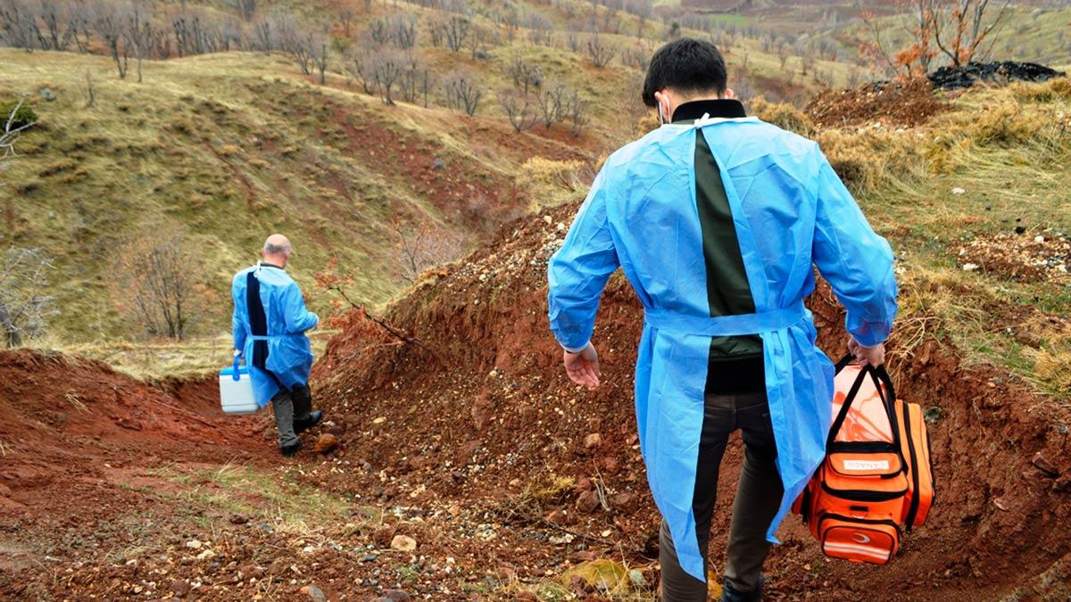 İnternetin çekmediği bölgelerde yüksek noktalara çıkarak onay kodu alan ekipler, bugüne kadar kentte 69 bin 750 kişiye aşı yaptı.
