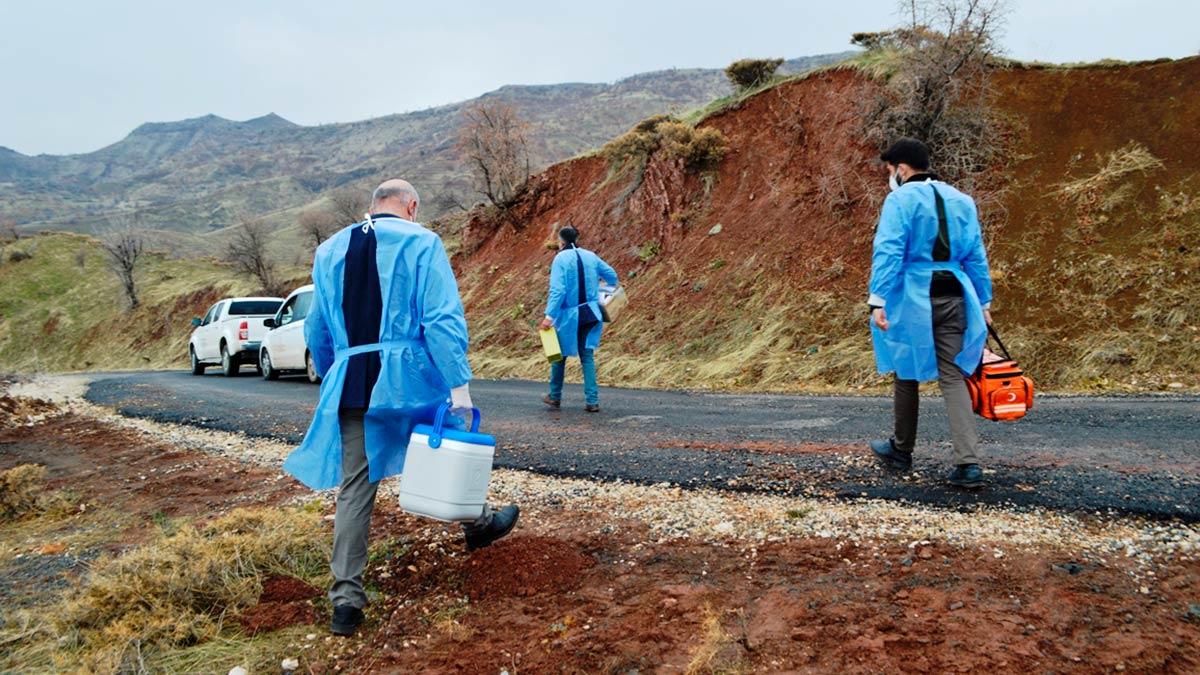 Adıyaman'da, aşılama ekiplerinin yoğun mesaisi devam ediyor, araçla ulaşımın mümkün olmadığı mezralara yürüyerek gidiyor ve 65 yaş üzeri vatandaşları aşılıyor.