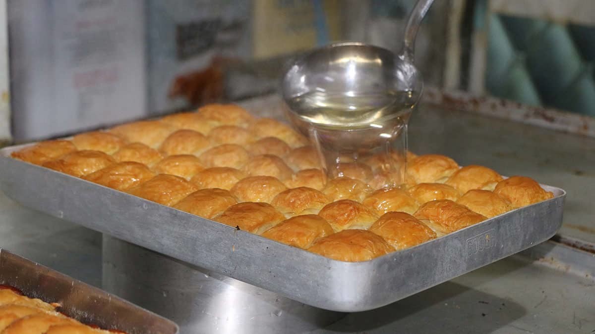 Fıstık veya ceviz yerine bademli baklava