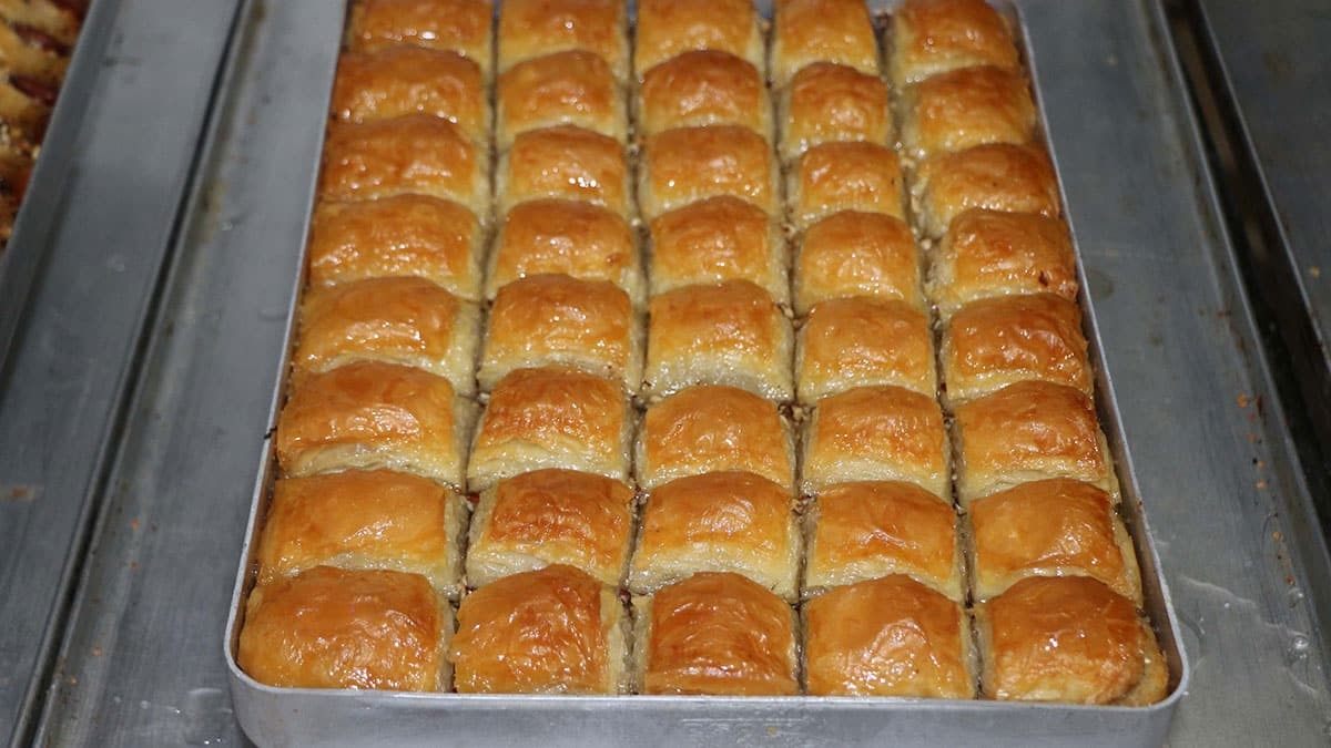 Tadı ile beğenilen ve üreticileri tarafından fıstıklı Gaziantep baklavasına rakip gösterilen bademli baklavanın üretiminin artırılması hedefleniyor.