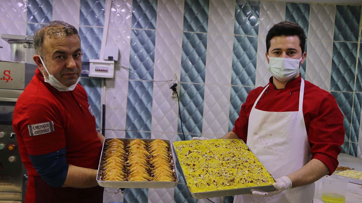 Badem üretimi artınca beraberinde yeni sektörler de ortaya çıktı. Kahta ilçesinde bir tatlıcı, fıstık veya ceviz yerine bademli baklava yapmaya başladı.