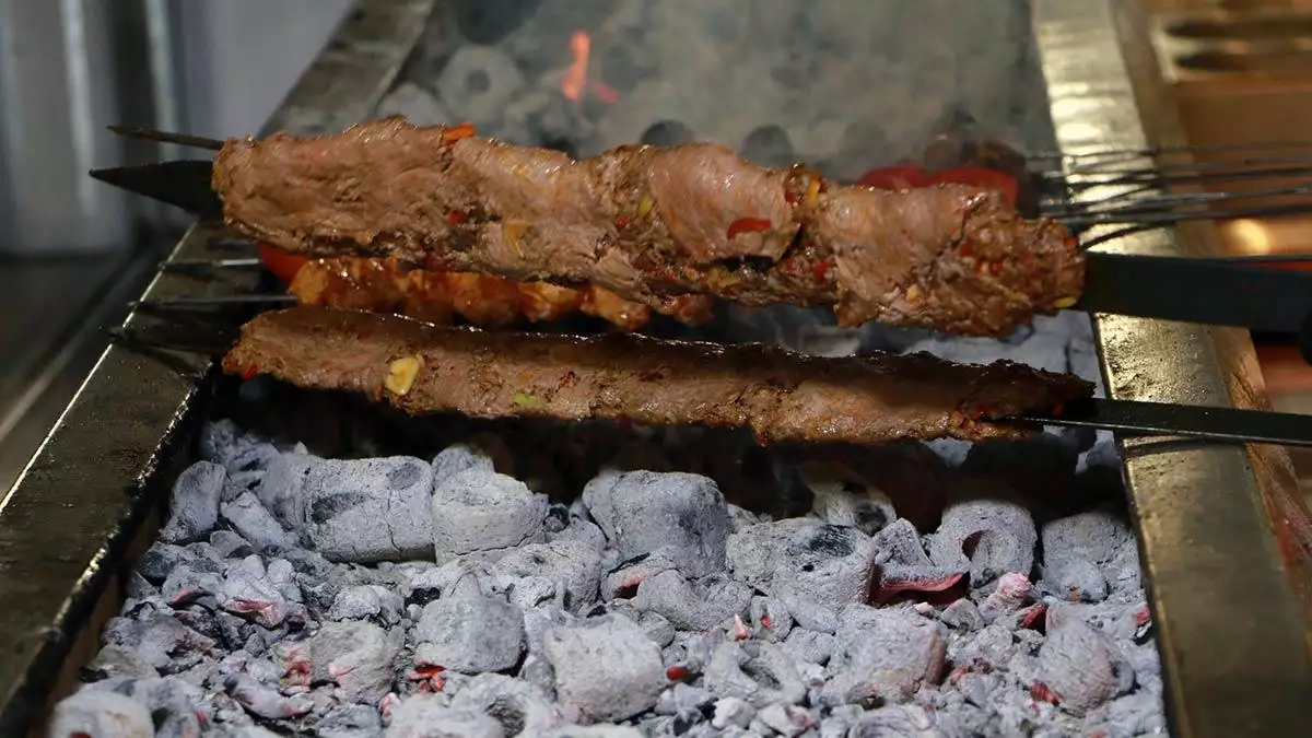 Kısıtlamanın olmadığı süreçte günde yaklaşık 80-90 porsiyon 'iki yüzlü kebap' sattıklarını belirten korkmaz, “i̇smiyle tebessüm ettiren bu kebabı hem kuşbaşı hem de adana kebabı bir arada yemek isteyen müşterilerimiz için tasarladık” dedi.