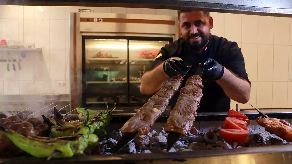 Adana’da kebapçı cihangir korkmaz’ın kıyma ile bonfile eti birleştirerek ortaya çıkardığı iki yüzlü kebap yoğun ilgi görüyor.