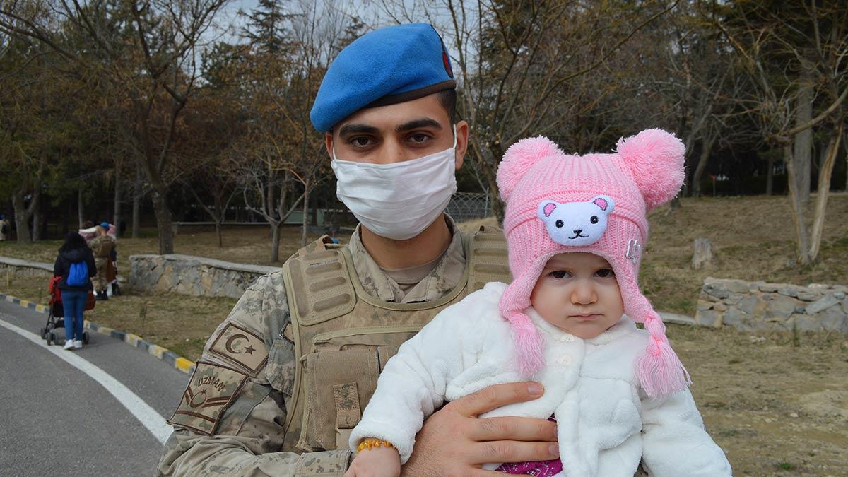 Barış Pınarı Harekatı kapsamında Afrin'den dönen komandolar aileleriyle buluştu. Düzenlenen törende askerler, aileleriyle kavuşmanın sevincini yaşadı.