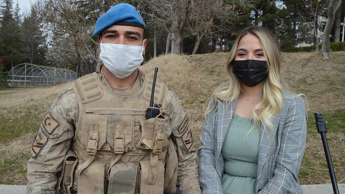 Barış Pınarı Harekatı kapsamında Suriye'nin Afrin kentinde görev yapan Elazığ Jandarma Komando Taburu'ndaki askerler görev süresinin dolmasının ardından Elazığ'a döndü. Düzenlenen törende askerler, aileleriyle kavuşmanın sevincini yaşadı.