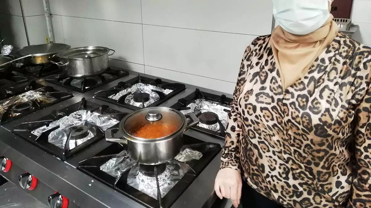 Yöresel lezzetleri restoranında müşterilerine sunan ayşe safkurşun, "coğrafi işaretli göce köddümüz, afyonkarahisar'ımıza has bu lezzetimiz, halkımız tarafından da çok beğeniliyor" dedi.