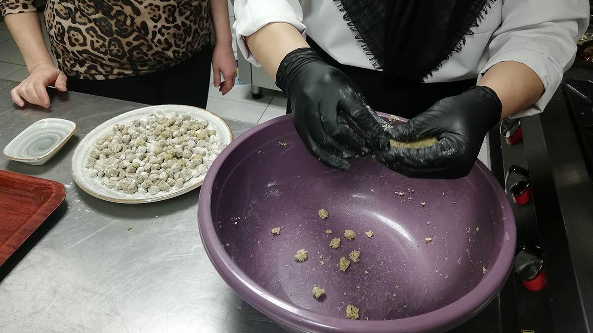 Afyonkarahisar'da coğrafi işaret tescilli lezzetlerden göce köddüsü ismiyle bilinen göce köftesi yoğun talep görüyor.