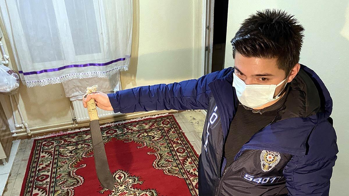 Ankara'da, 'yarasa kız' adını verdikleri kadınların sosyal medyada tanışıp, cinsel ilişkiye girme vaadiyle günübirlik ev, otel ve pansiyon gibi konaklama yerlerine çağırdığı erkekleri gasp eden çete çökertildi.