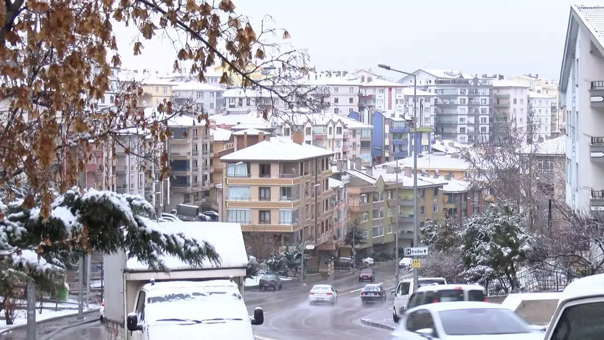 Ankara'da lapa lapa kar yağışı