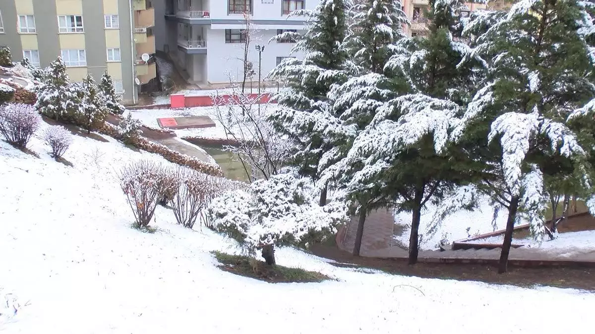 Başkent'te sabah saatlerinde etkili olan yağmurun ardından kar yağışı başladı. Kar yağışı, kent merkezinde ve ilçelerde etkili oldu.