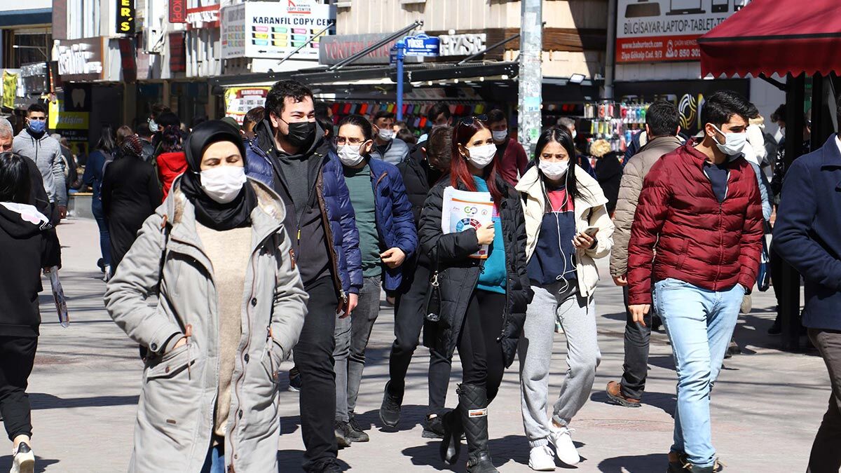 100 bin nüfusta görülen koronavirüsün Ankara'da vaka sayısında korkutan artışı halkı tedirgin etti. Vaka sayısı 39,98'den 54,83'e yükseldi.