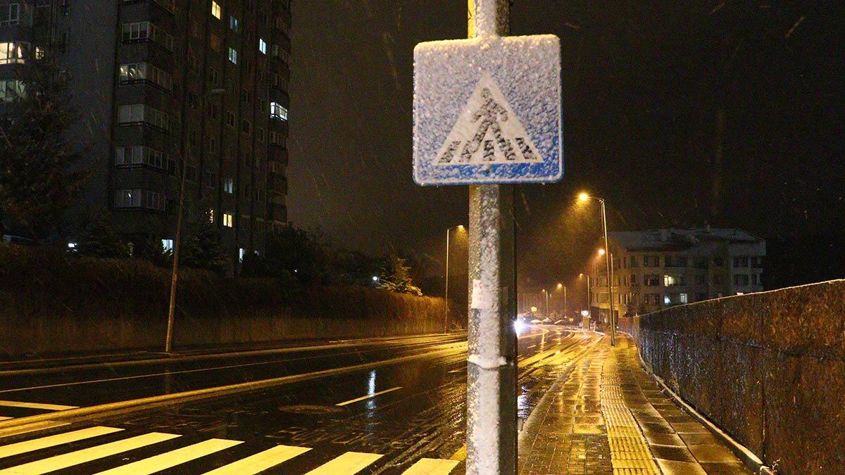 Ankara'da yoğun kar yağışı şaşkınlık yarattı. İlkbahar mevsiminde şehri etkisi altına alan yoğun kar yağışı ile kent beyaza bürünürken, sürücüler zor anlar yaşadı.