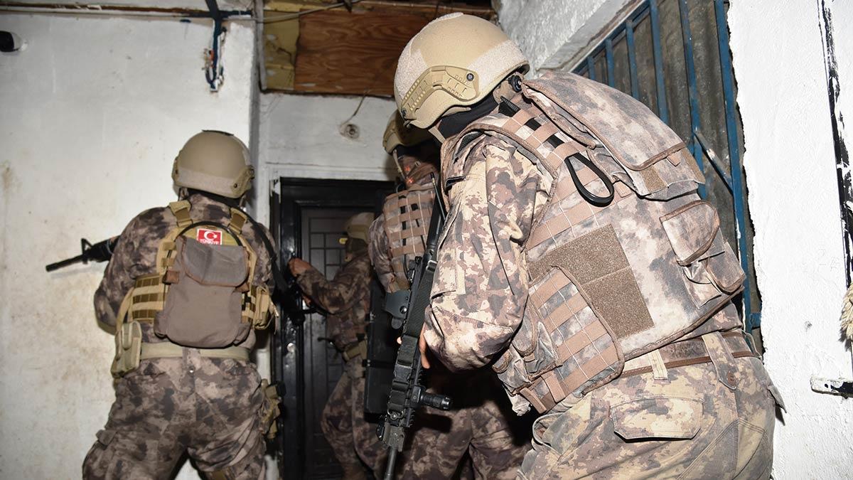 Antalya'da uyuşturucu satıcılarına yönelik şafak vakti 2 bin 500 polisin katılımıyla helikopter destekli operasyon düzenlendi.