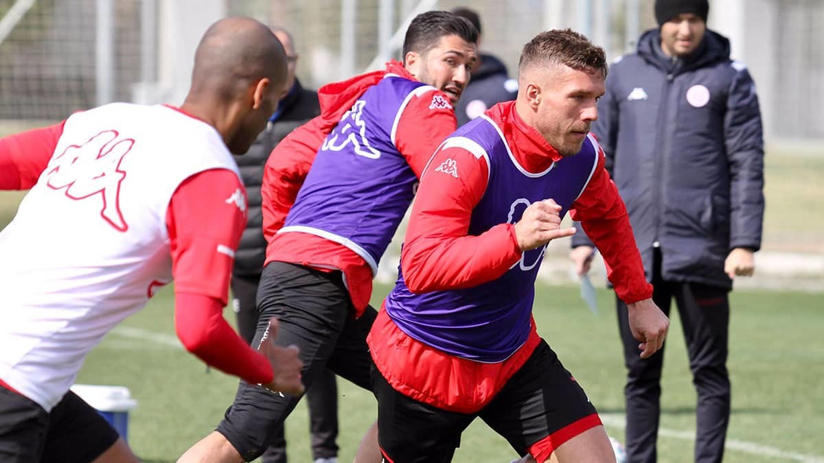 Antalyaspor, Fenerbahçe maçından puan ya da puanlar alarak, 55 yıllık tarihinde ilk kez 12 maçlık yenilmezlik serisi yakalamayı hedefliyor.