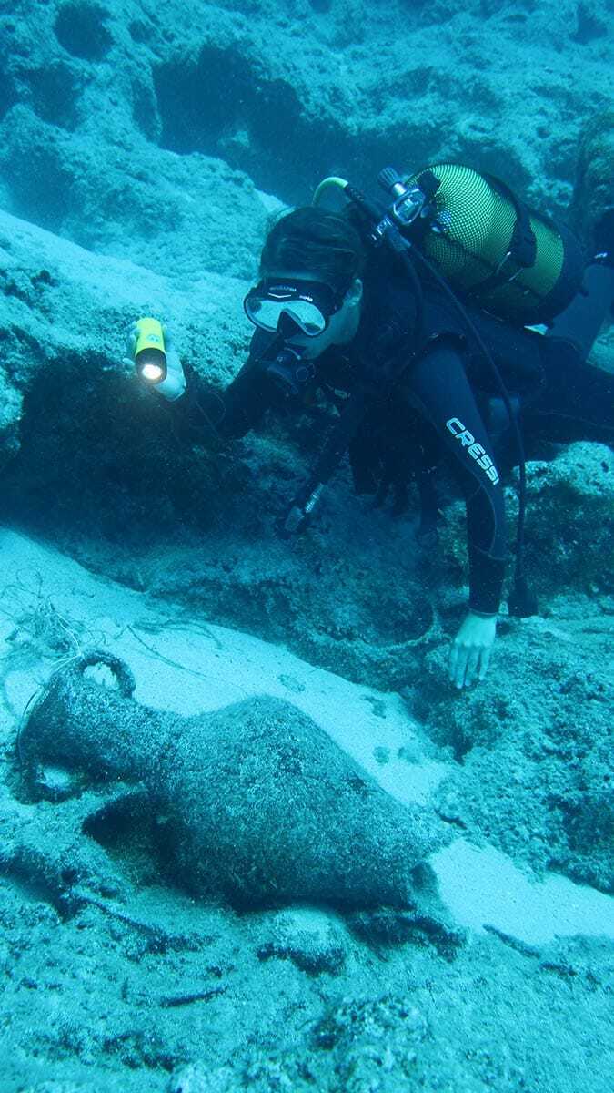 Su altındaki eserlerle ilgili kendi aralarında anlaşabilmek için 17 işaretten oluşan 'dil' geliştirdi. Çalışmalarda belirlenen amforalar, bakır kaplar, gemi batıkları gibi 17 eser ve kalıntıyı, dalış yapan ekip birbirine işaretle anlatacak. Mısır, Türkiye ve Polonya'nın katkı sağladığı bu çalışmada belirlenen işaretler ise Akdeniz Üniversitesi tarafından hazırlandı.