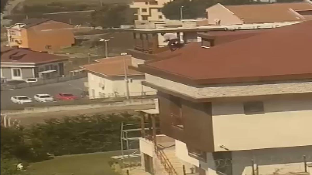 Görüntülerde bir kişinin çatı da tedbirsiz bir şekilde tamir yaptığı görülüyor.