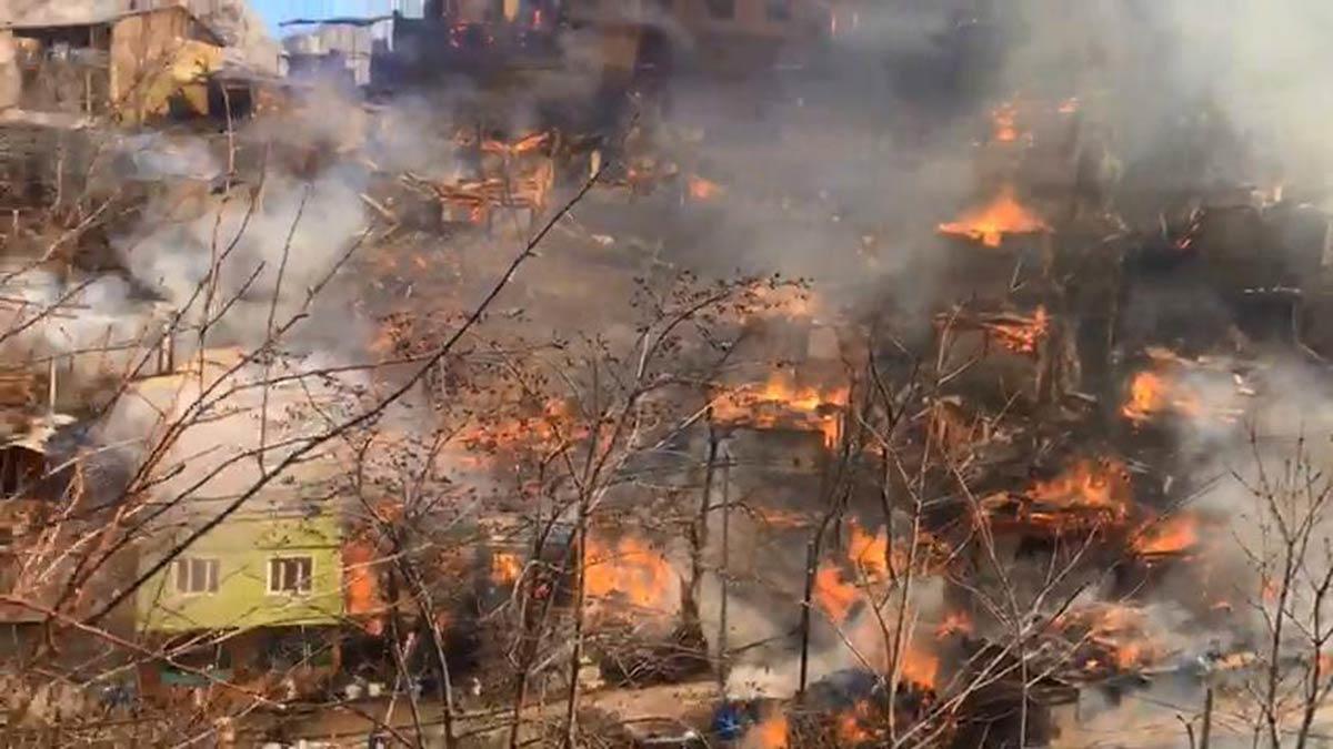 Artvin'in Yusufeli ilçesine bağlı Dereiçi köyünde rüzgarın da etkisiyle evde çıkan yangın 50 eve sıçradı.