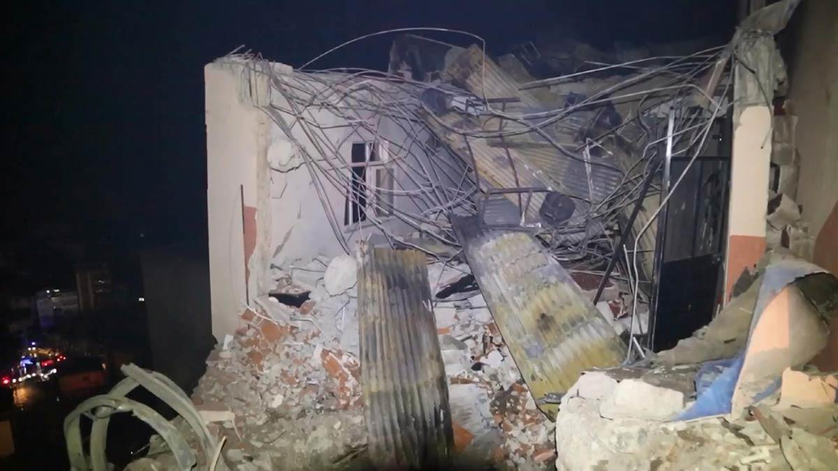 Artvin’in Yusufeli ilçesi Dereiçi köyünde dün çıkan, 35 binada, 60 ev ile ahır ve samanlıkların yandığı, 30 dolayında büyükbaş hayvanın telef olduğu yangın, sabaha karşı yağmurun da etkisiyle söndürüldü.