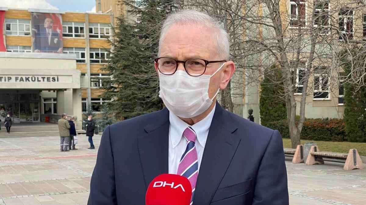 Prof. Dr. Mehmet Ceyhan "Aşıda bu kabul edilebilir bir durum değil. Sağlıklı insana yaptığınız için aşıda ciddi hiçbir yan etki kabul edilemez" dedi.