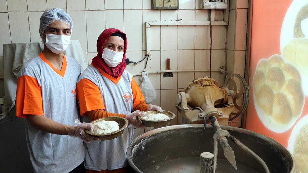 Zonguldak'ın Ereğli ilçesinde köyde satın aldıkları atıl durumdaki evin tavan arasında buldukları, 'Ata tohumu' olarak bilinen 15 cam şişe içindeki sebze ve buğday tohumlarını ekerek organik tarım başlatan Somuncu ailesi, ürettikleri katkısız un, ekmek, tarhana ve erişte gibi ürünleri hem yurt içine hem de Almanya ve Hollanda'daki gurbetçilere gönderiyor.