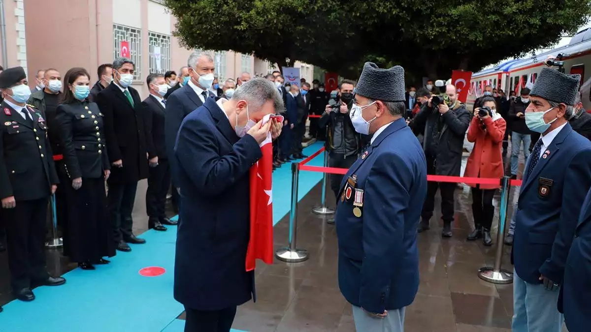 Gazi mustafa kemal atatürk'ün adana'ya gelişinin 98'inci yıl dönümü törenle kutlandı. Adana tren garı'na gelişi, temsili olarak canlandırıldı.