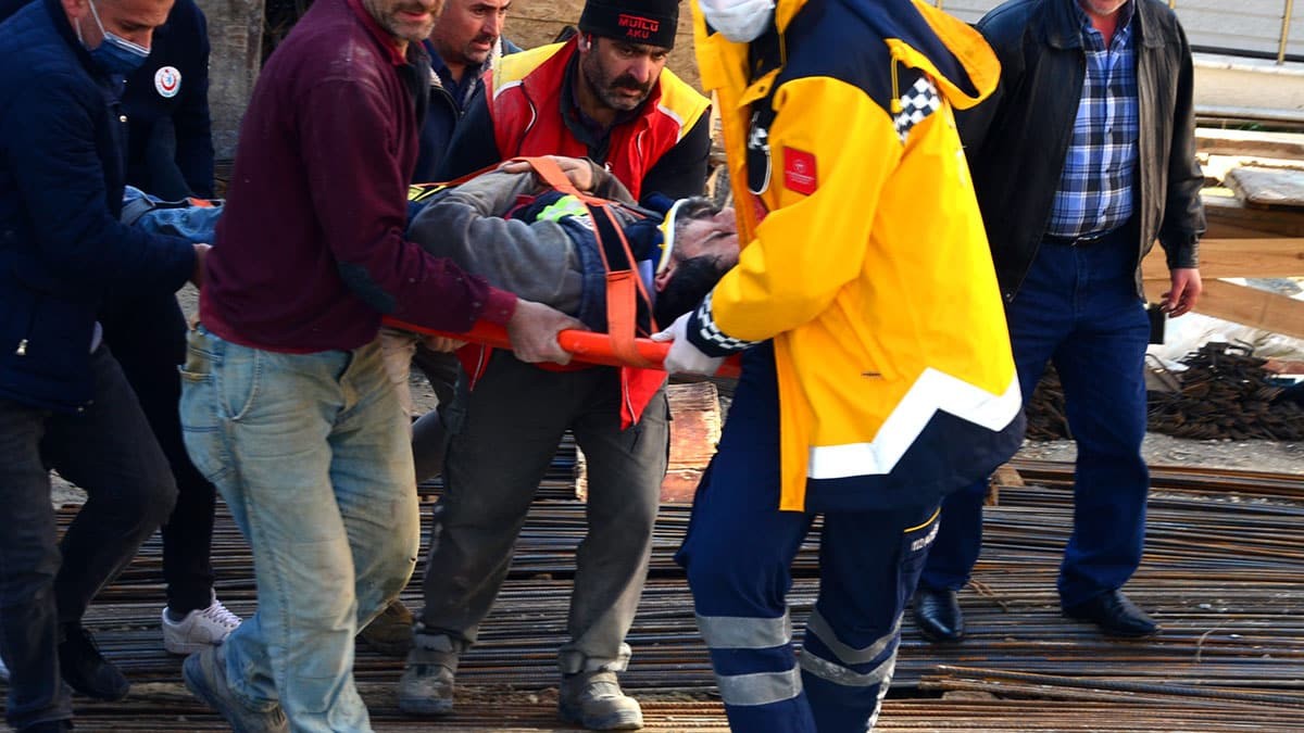 İnşaatta kalıpları sökmeye çalışan işçi yaralandı
