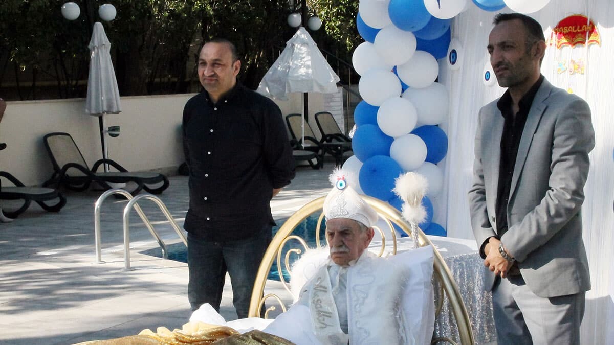 Rol gereği yeniden sünnet olmanın hoşuna gittiğini söyleyen Akbaş, "Sünnet olmayı hiç yadırgamadım. Öyle hediyeler filan geldi, hoşuma gitti" dedi.