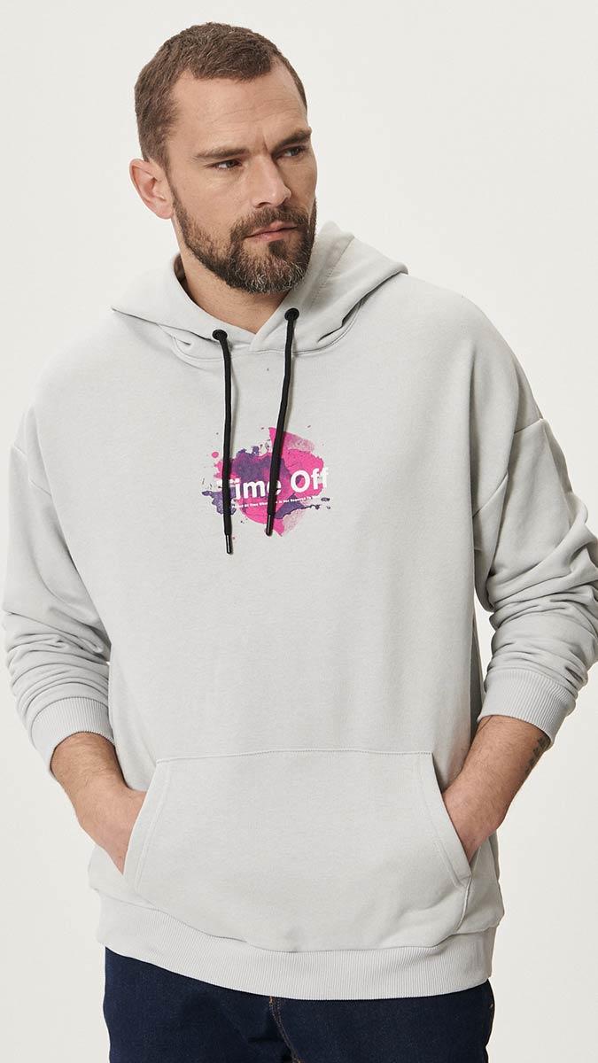 Yeleklerin, geniş renk skalasıyla da dinamik bir tarz oluşturduğu belirtildi.