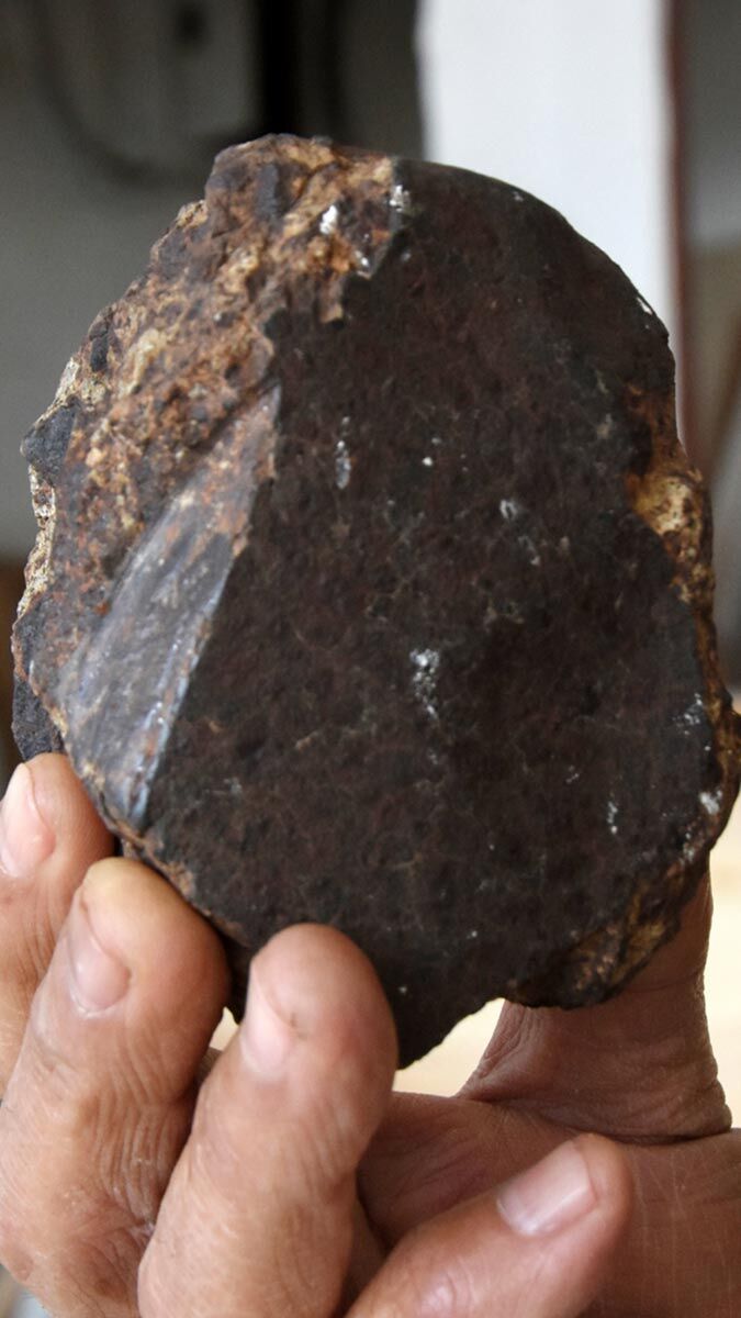 Kaş'ta bulduğu gök taşını satmak istiyor