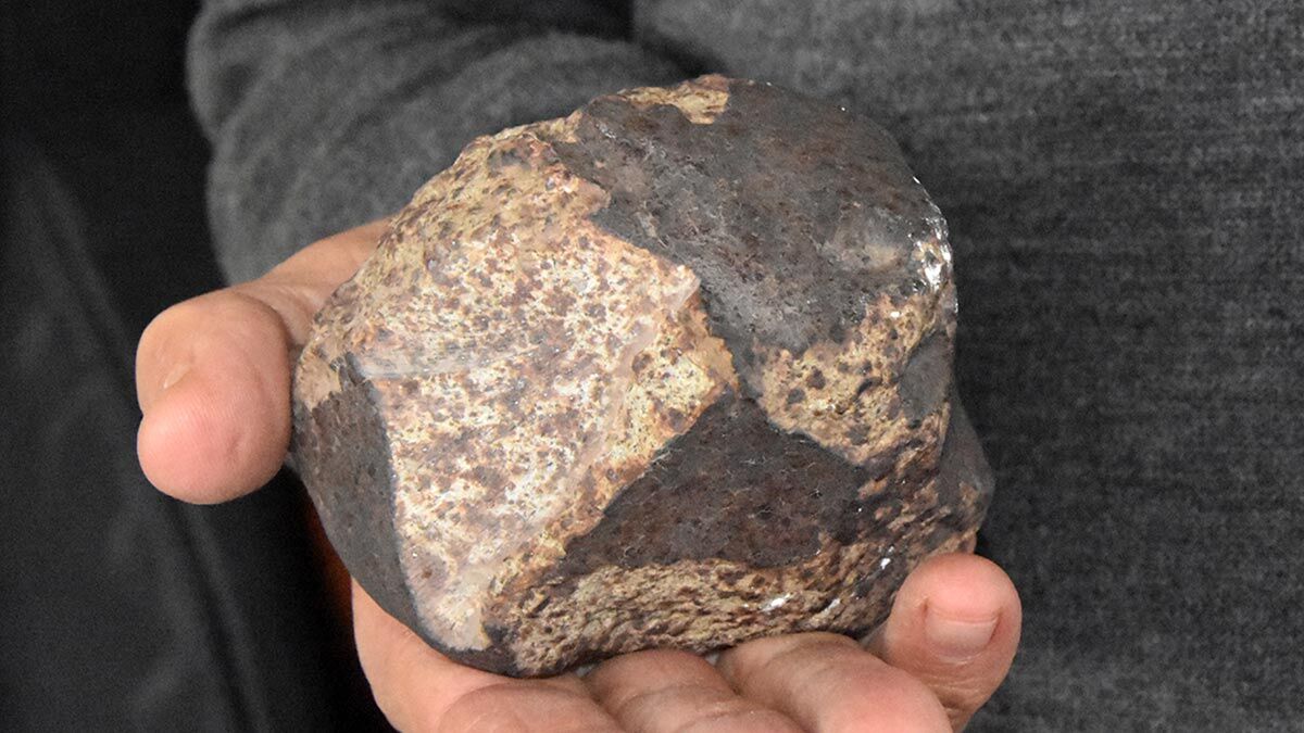 Antalya'nın Demre ilçesinde yaşayan Mehmet Güngör (73), doğum yeri Kaş'ta bulduğu gök taşını satmak istiyor.