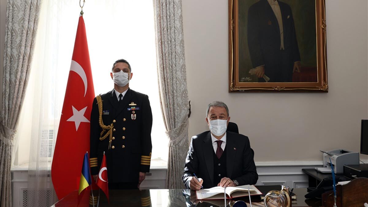 Hulusi Akar Bükreş Büyükelçiliği'ni ziyaret etti