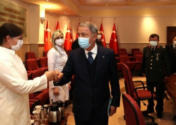 Akar, sağlık personeli ile bir araya geldi