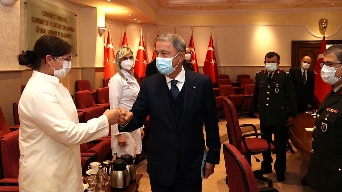 Akar, sağlık personeli ile bir araya geldi