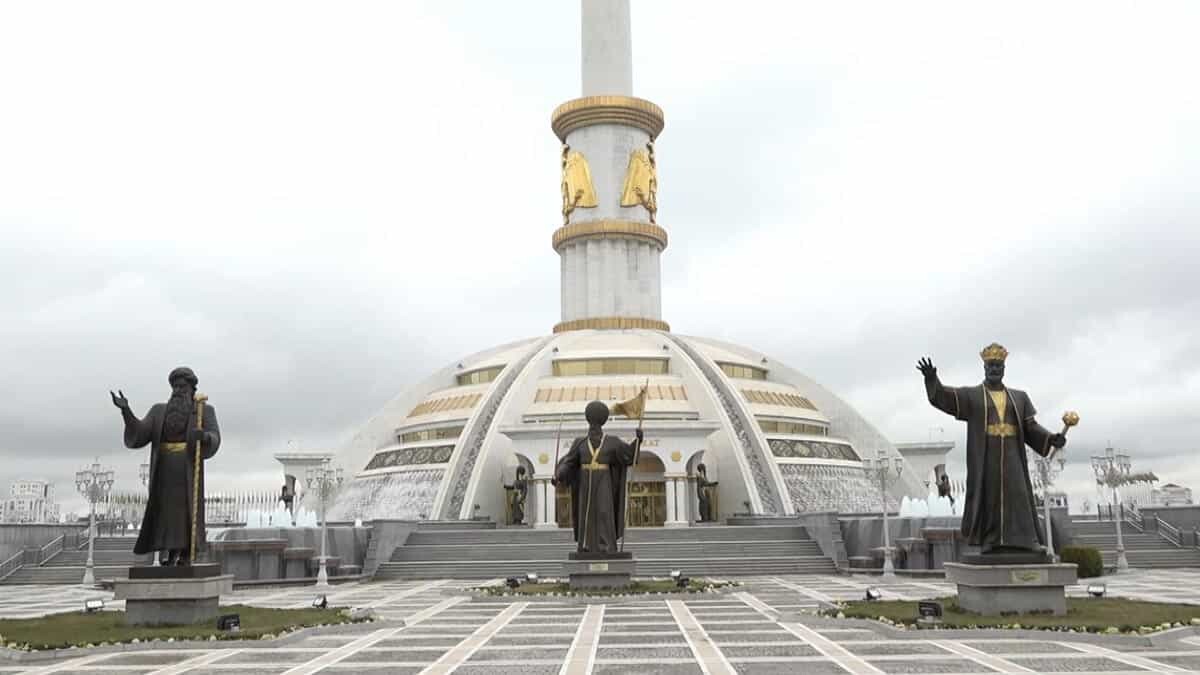 Bakan Çavuşoğlu, 2001'de Türkmenistan'ın bağımsızlığının 10. yıl dönümü kapsamında inşa edilen anıta çelenk bıraktı.