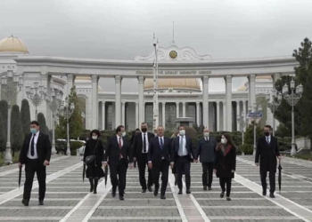Çavuşoğlu, Türkmenistan Bağımsızlık Anıtı'nı ziyaret etti