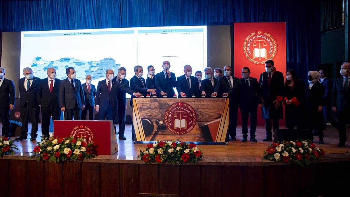 Bu kapıya gelen herkes adalete erişeceğine, ulaşacağından asla ama asla şüphe duymamalı. Herkes en saygın muameleyi görmelidir.