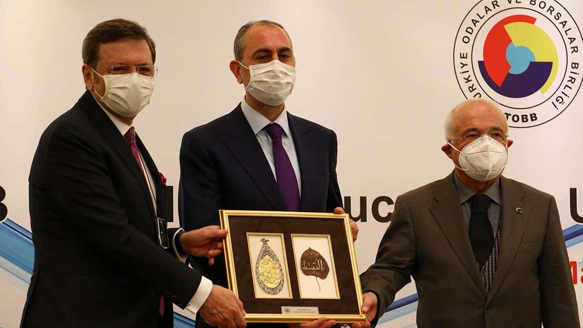 Gül, "Milletimiz daha özgürlükçü ve tamamen milletimizin iradesiyle yapılmış bir sivil anayasaya kavuşmayı hak etmektedir" dedi.