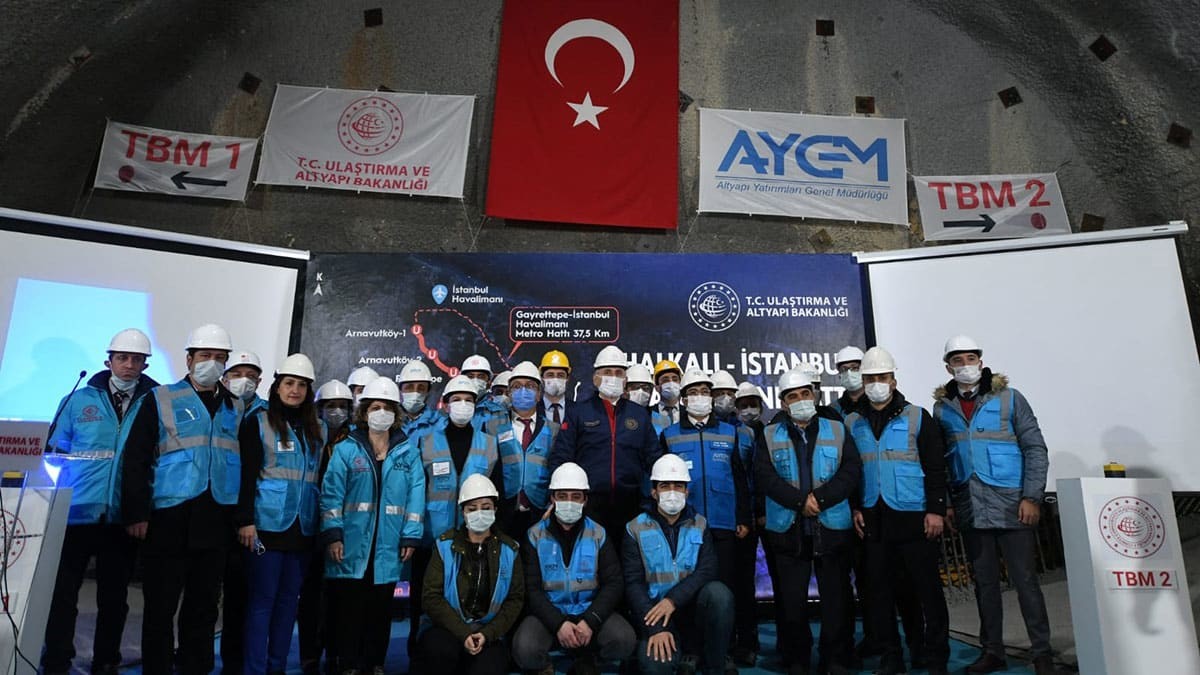 Bakan Karaismailoğlu İstanbul'a yeni raylı sistem müjdesi verirken, bir yandan şehrimizi gürültü ve hava kirliliğinden arındırarak, çevresel sorunların azaltılmasına katkı veriyoruz dedi.