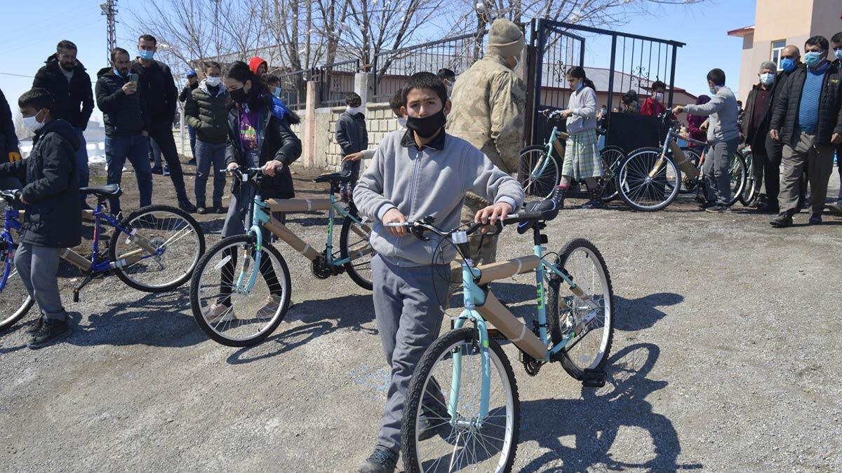 Kasapoğlu söz verdiği bisikletleri öğrencilere dağıttı
