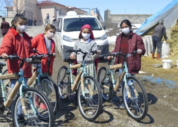 Kasapoğlu söz verdiği bisikletleri öğrencilere dağıttı