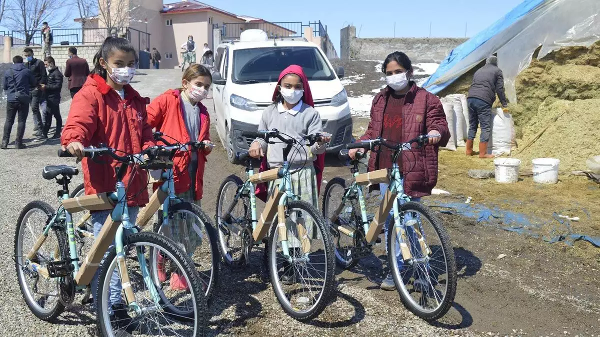 Kasapoğlu söz verdiği bisikletleri öğrencilere dağıttı