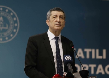 Bakan Selçuk, öğrencilere kırtasiye seti dağıttı