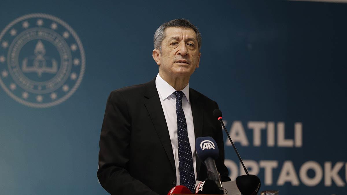 Bakan Selçuk, öğrencilere kırtasiye seti dağıttı