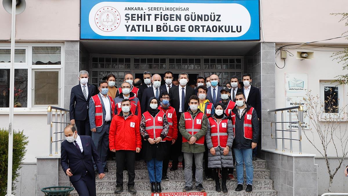 Bakan Selçuk, öğrencilere kırtasiye seti dağıttı