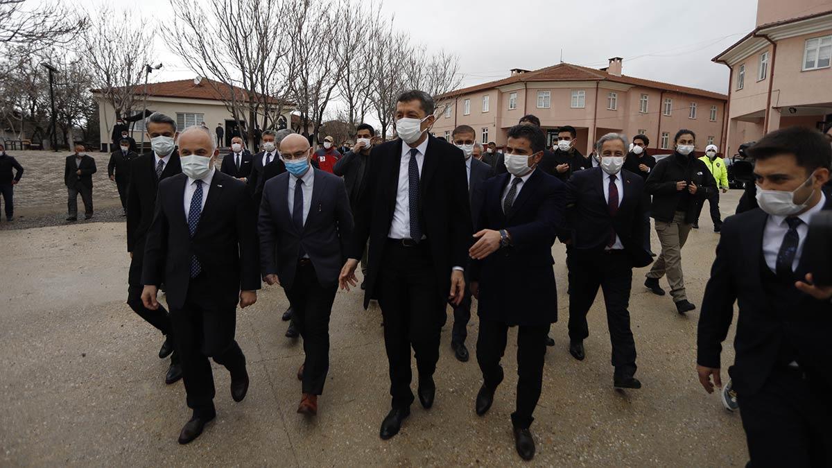 Milli Eğitim Bakanı Ziya Selçuk, Ankara'nın Şereflikoçhisar ilçesinde yatılı bölge ortaokulunda öğrencilere kırtasiye seti dağıttı.