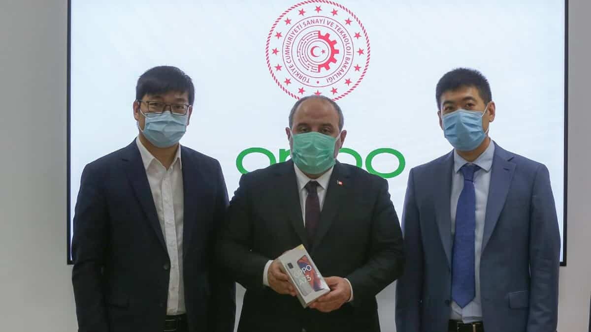 Sanayi ve Teknoloji Bakanı Mustafa Varank, Çinli akıllı telefon markası Oppo İstanbul'daki fabrikasında test üretimine başladığını başladığını duyurdu.