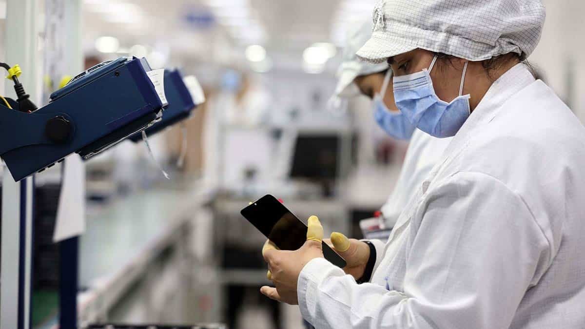 Sanayi ve Teknoloji Bakanı Mustafa Varank, Türkiye'de test üretimine başlayan Oppo'nun ardından Xiaomi'nin İstanbul'daki fabrikasını da ziyaret etti. Tesiste incelemelerde bulunan Bakan Varank, "Önümüzdeki aydan itibaren bu fabrikada üretilen telefonlar, Türkiye'de satılmaya başlayacak" dedi.