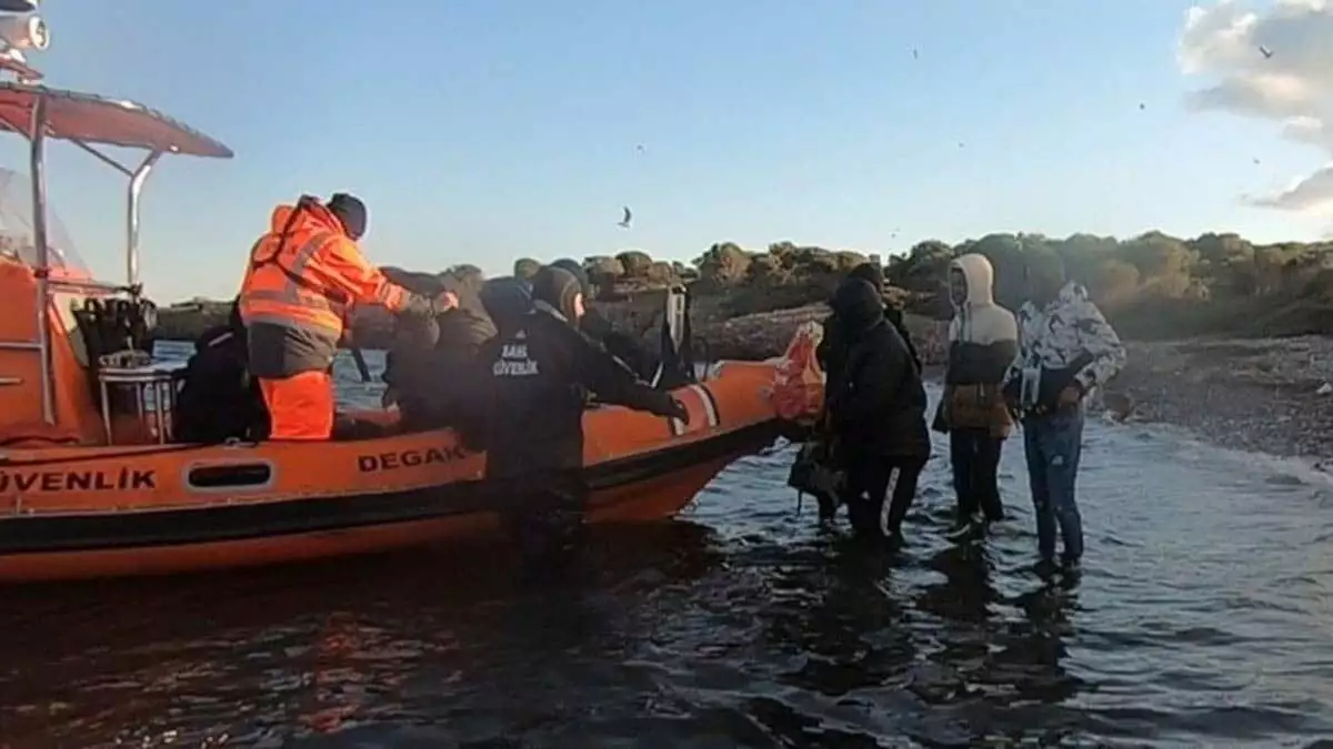 Balıkesir'de 65 kaçak göçmen kurtarıldı